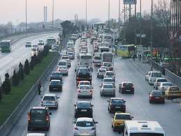 TIR kazası TEM'i trafiğe kapattı