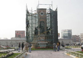 Taksim anıtına 23 Nisan makyajı