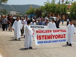 Nükleer karşıtları kefen giydi