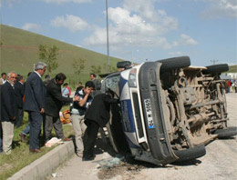 Minibüs devrildi halk hastaneye koştu