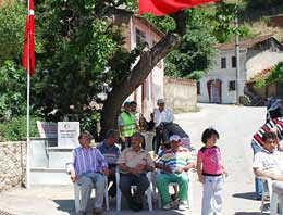 Yol inşaatında mezarı bulunan şehit anıldı