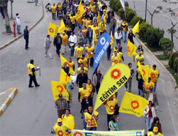 İşçiden polise 1 Mayıs çiçeği!